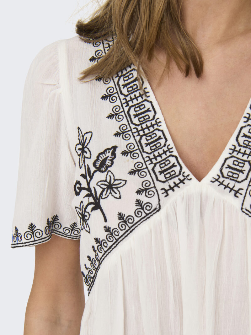 JDYHARPER S/S V-NECK EMBROIDERY TOP WVN - Image 2